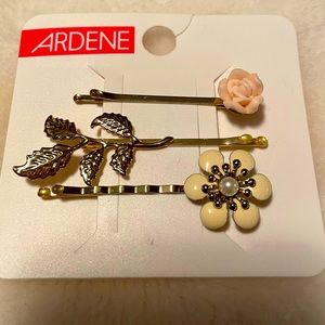 Ardene 3 piece hair clip (leaves and flower)